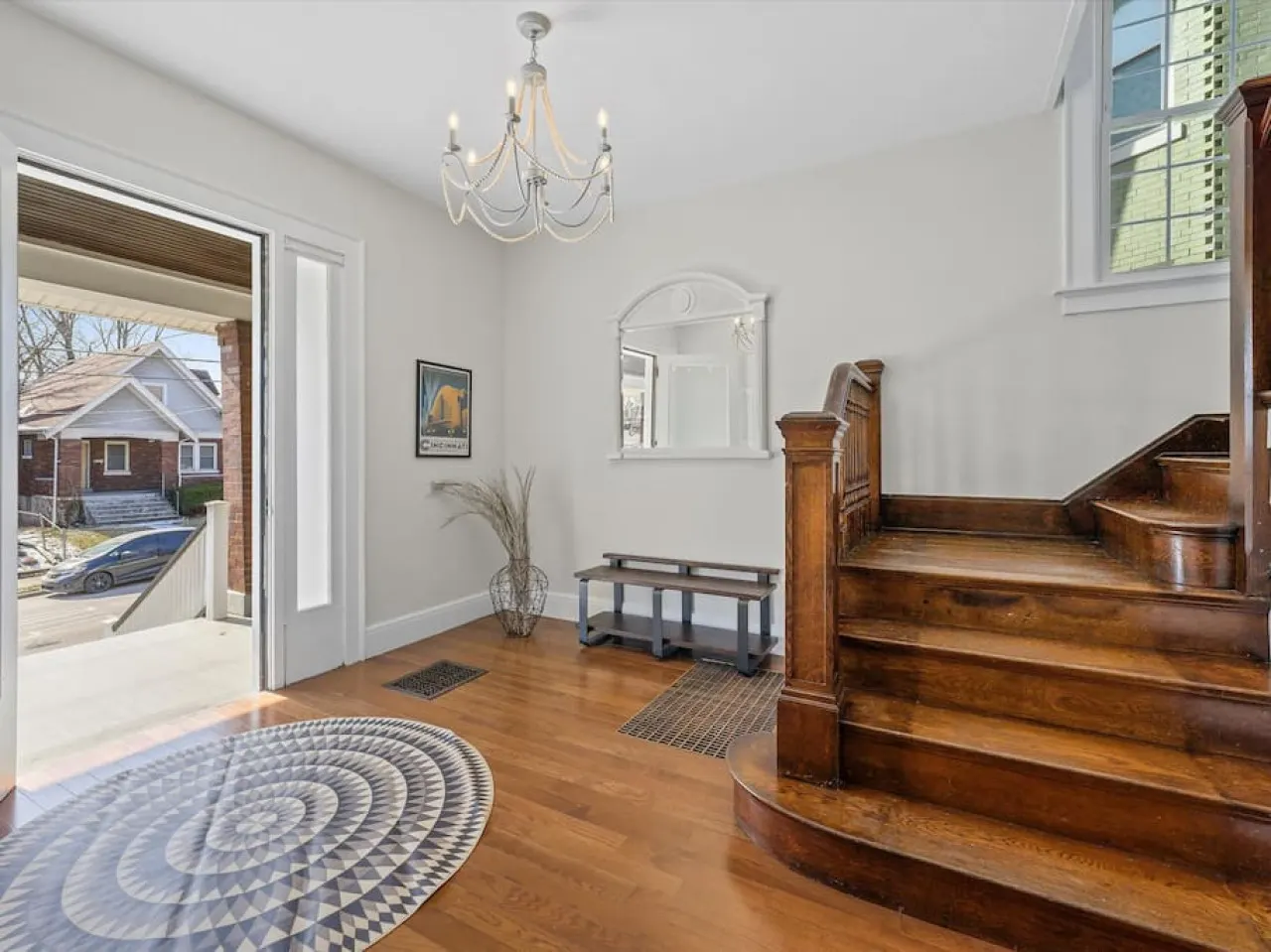 Deluxe 6-Bedroom 3-Min to Downtown! 2-car Driveway 10