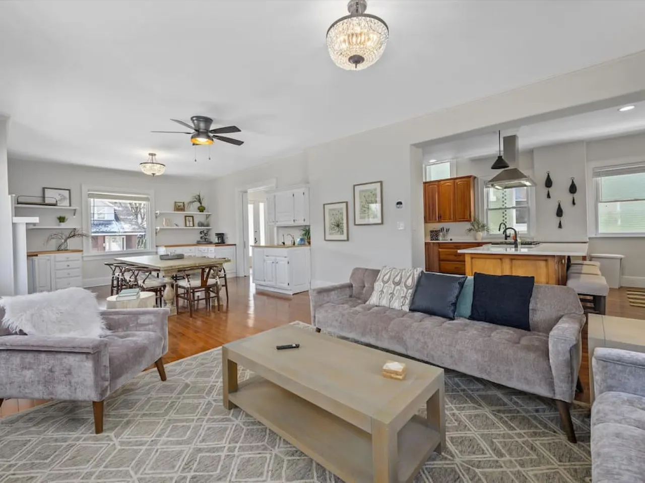 Deluxe 6-Bedroom 3-Min to Downtown! 2-car Driveway 11