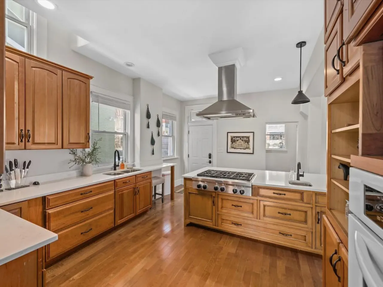 Deluxe 6-Bedroom 3-Min to Downtown! 2-car Driveway 12