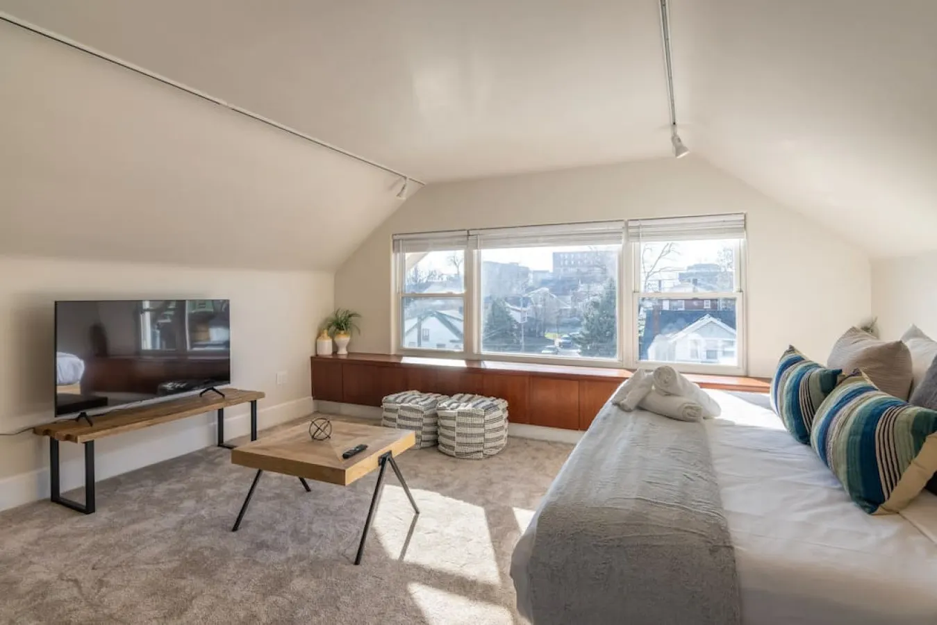 Deluxe 6-Bedroom 3-Min to Downtown! 2-car Driveway 13