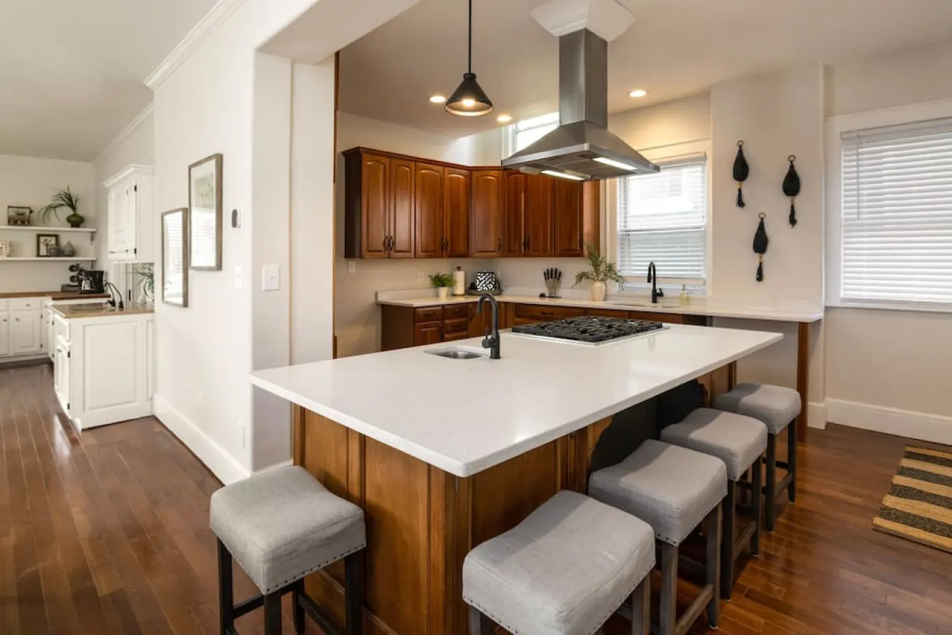 Deluxe 6-Bedroom 3-Min to Downtown! 2-car Driveway 14