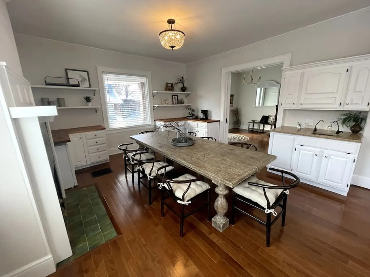 Deluxe 6-Bedroom 3-Min to Downtown! 2-car Driveway 15