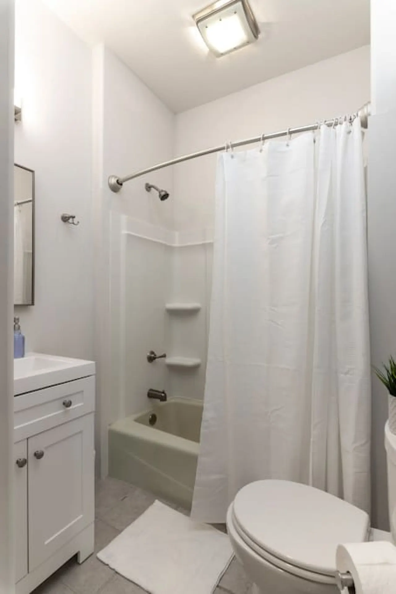 Deluxe 6-Bedroom 3-Min to Downtown! 2-car Driveway 17