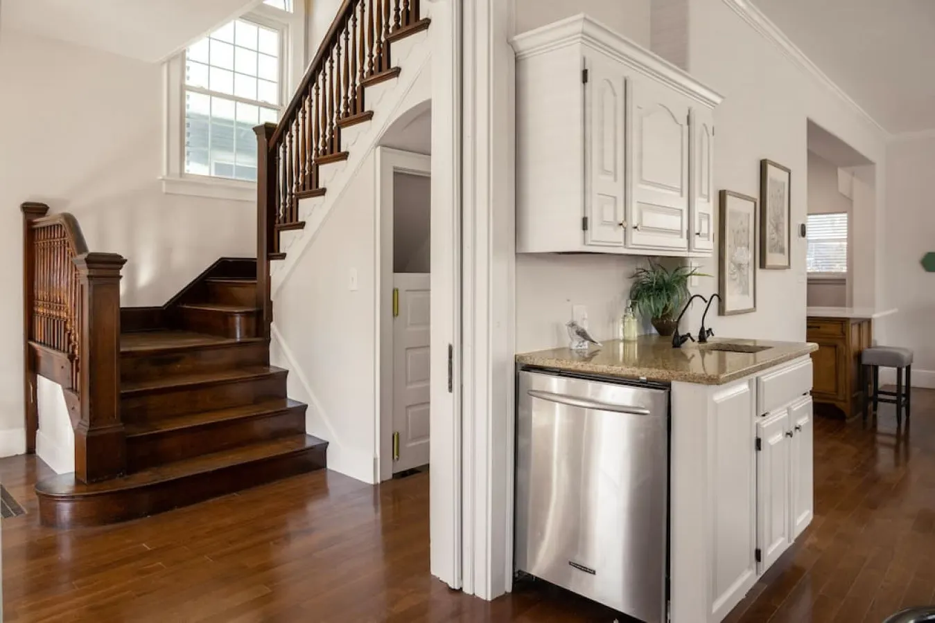Deluxe 6-Bedroom 3-Min to Downtown! 2-car Driveway 18