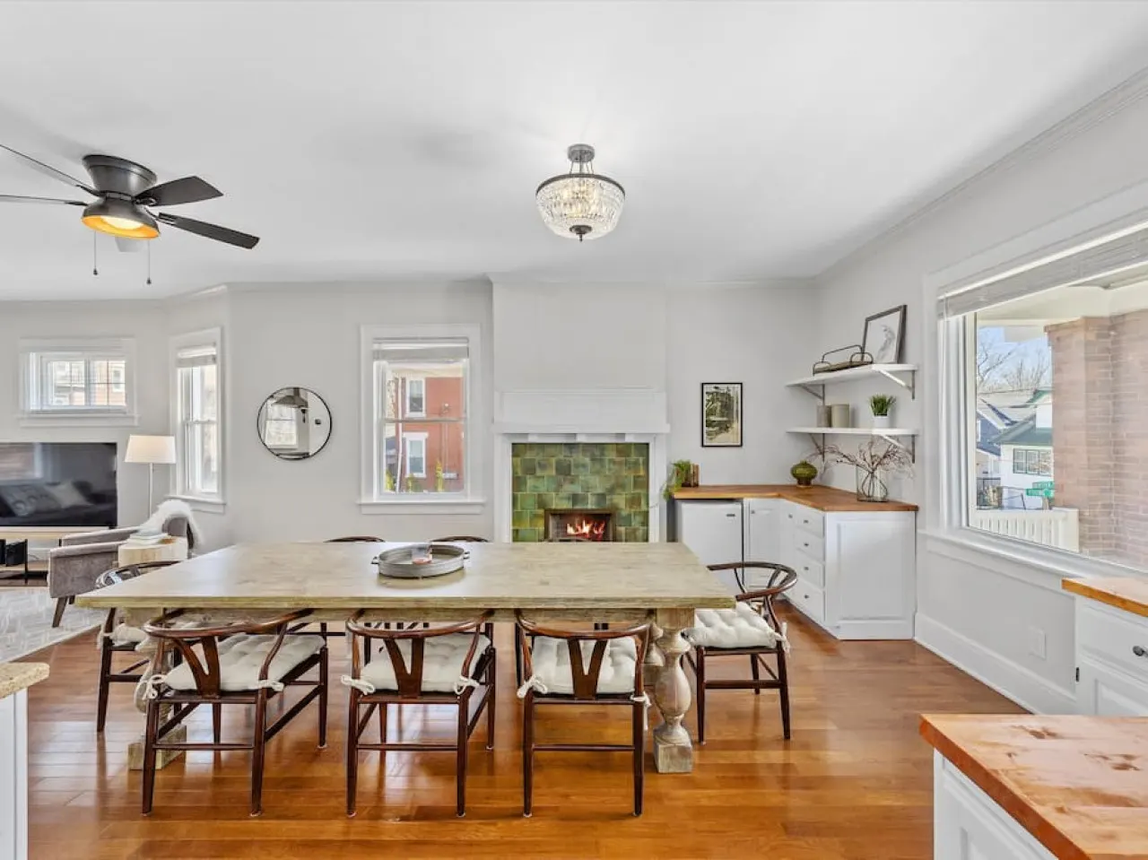 Deluxe 6-Bedroom 3-Min to Downtown! 2-car Driveway 3