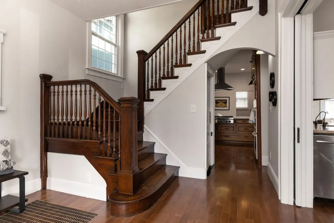 Deluxe 6-Bedroom 3-Min to Downtown! 2-car Driveway 4