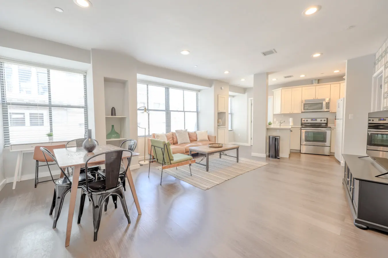 Spacious FIDI 2br/2br Close to Everything! 1