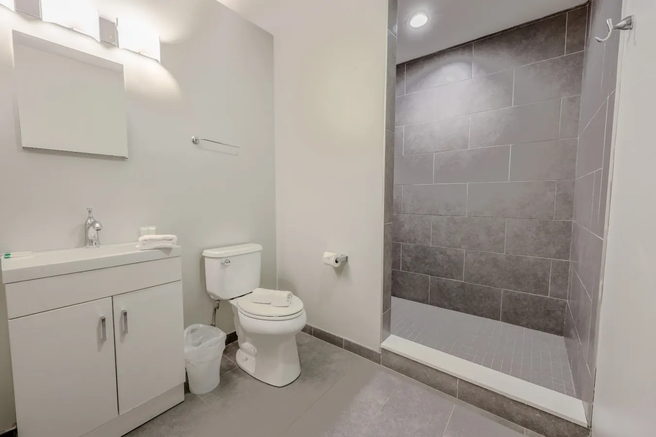 Spacious FIDI 2br/2br Close to Everything! 9