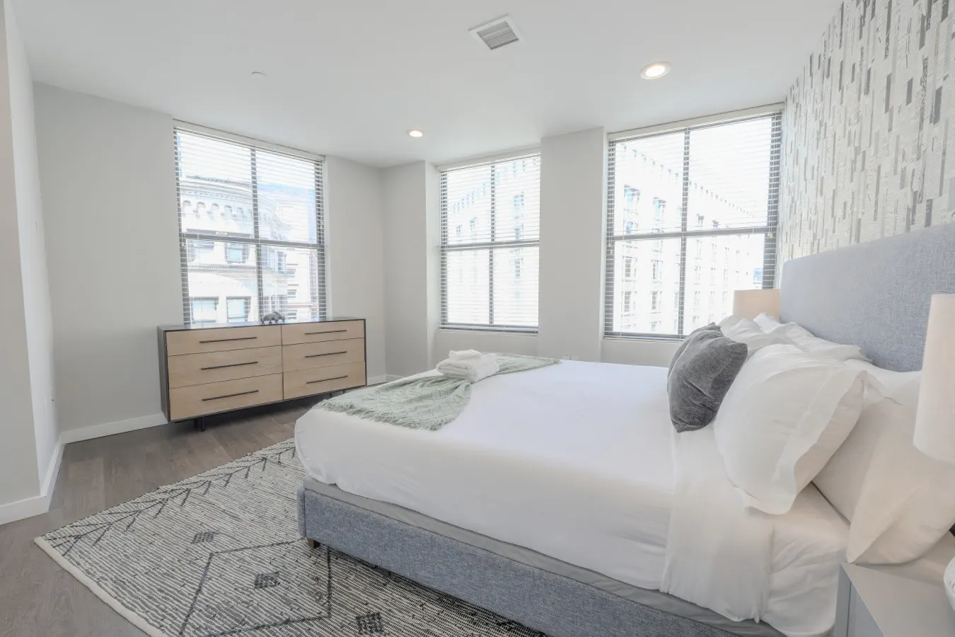 Spacious FIDI 2br/2br Close to Everything! 11