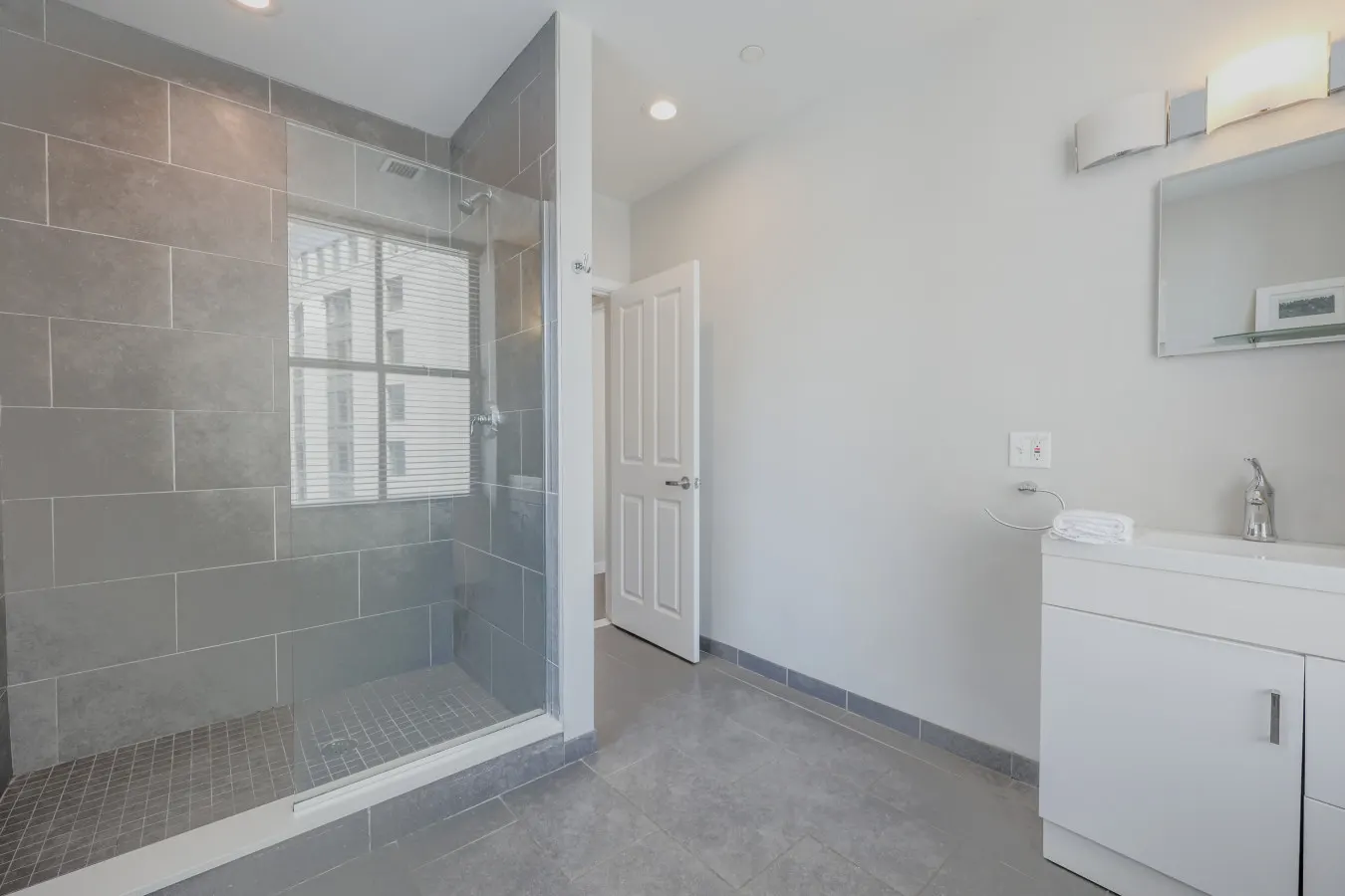 Spacious FIDI 2br/2br Close to Everything! 14