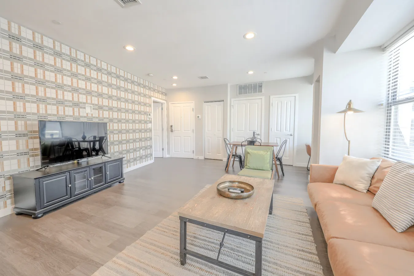 Spacious FIDI 2br/2br Close to Everything! 3