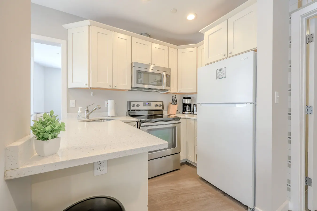 Spacious FIDI 2br/2br Close to Everything! 4