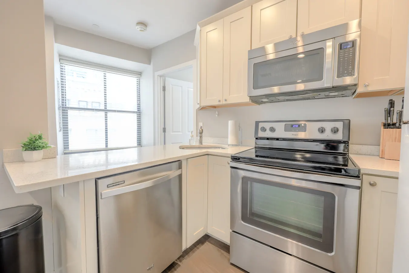Spacious FIDI 2br/2br Close to Everything! 5