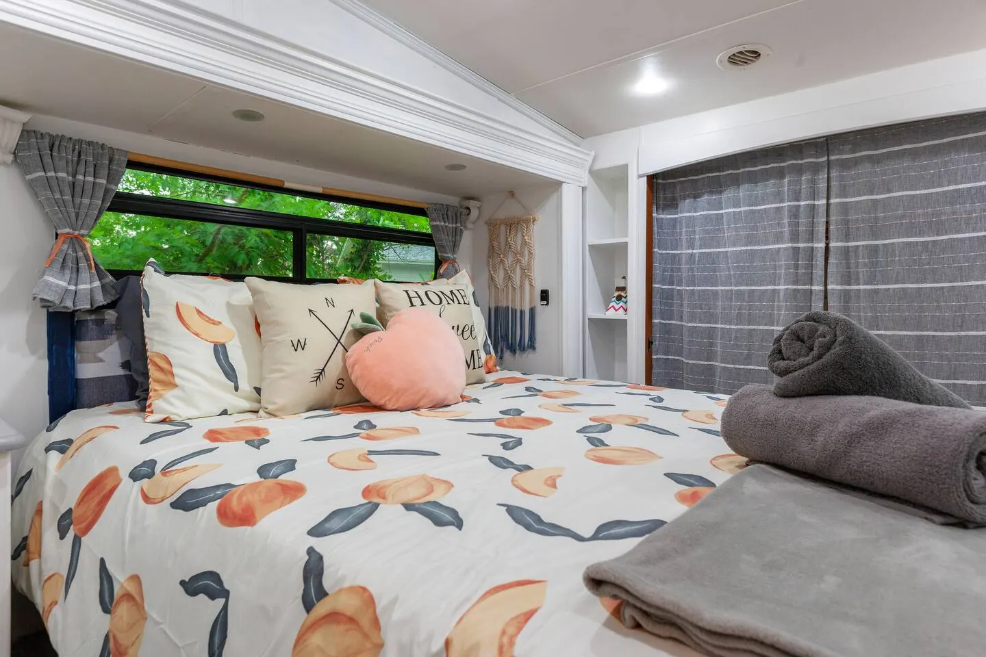 Cozy RV with Fireplace, Grill & Patio — photo 4