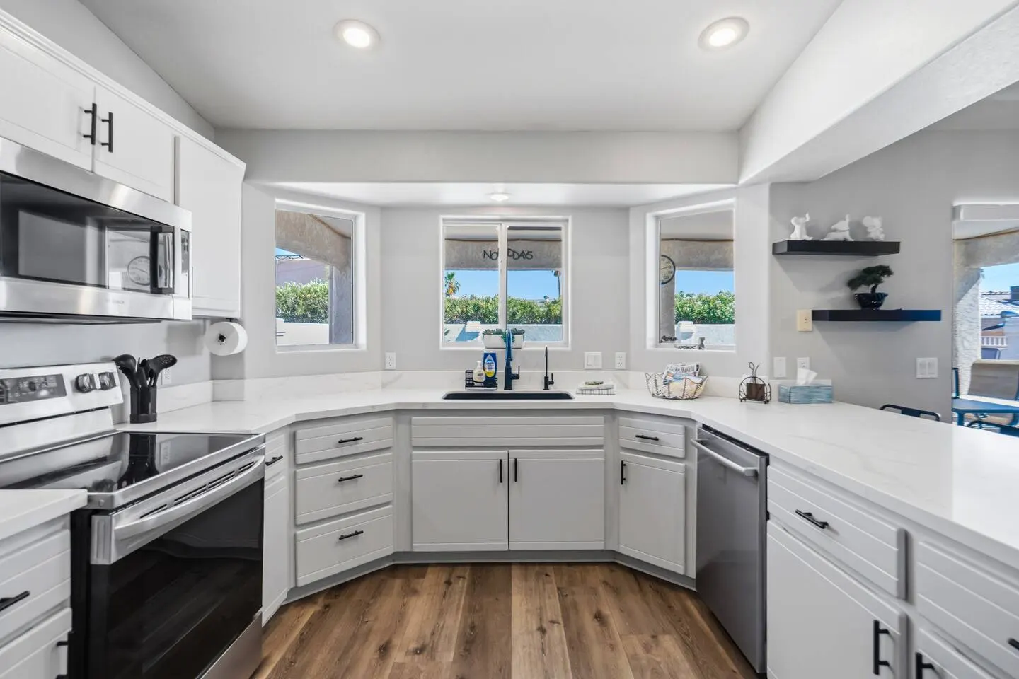 Downtown Palms Pool 3bd BBQ Sleeps 9 13