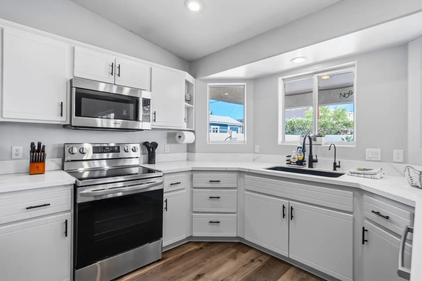 Downtown Palms Pool 3bd BBQ Sleeps 9 18
