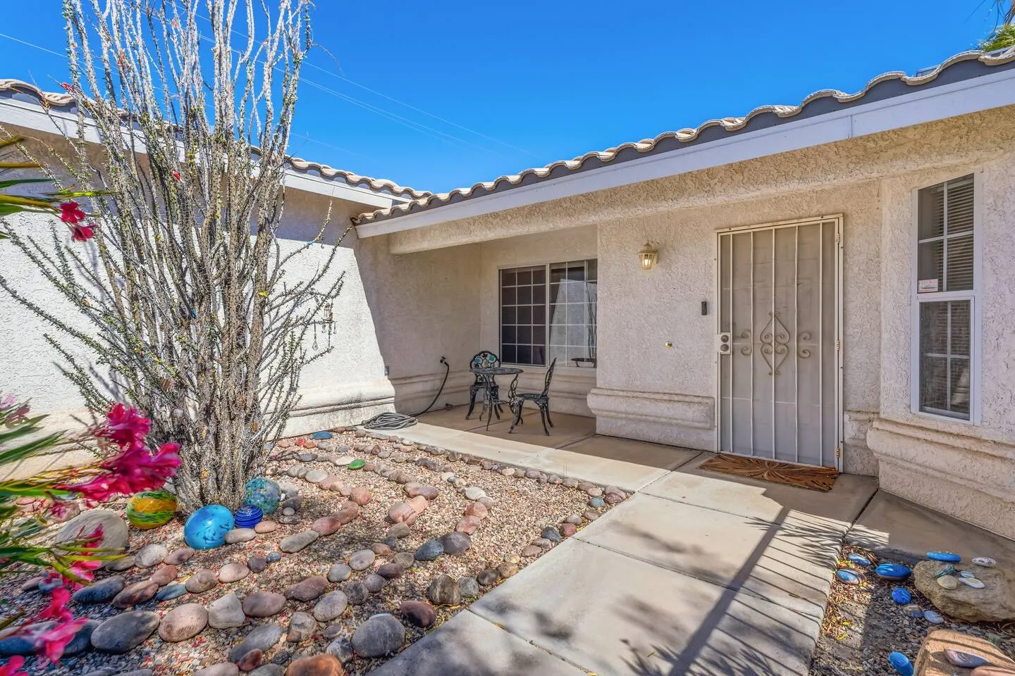 Downtown Palms Pool 3bd BBQ Sleeps 9 6