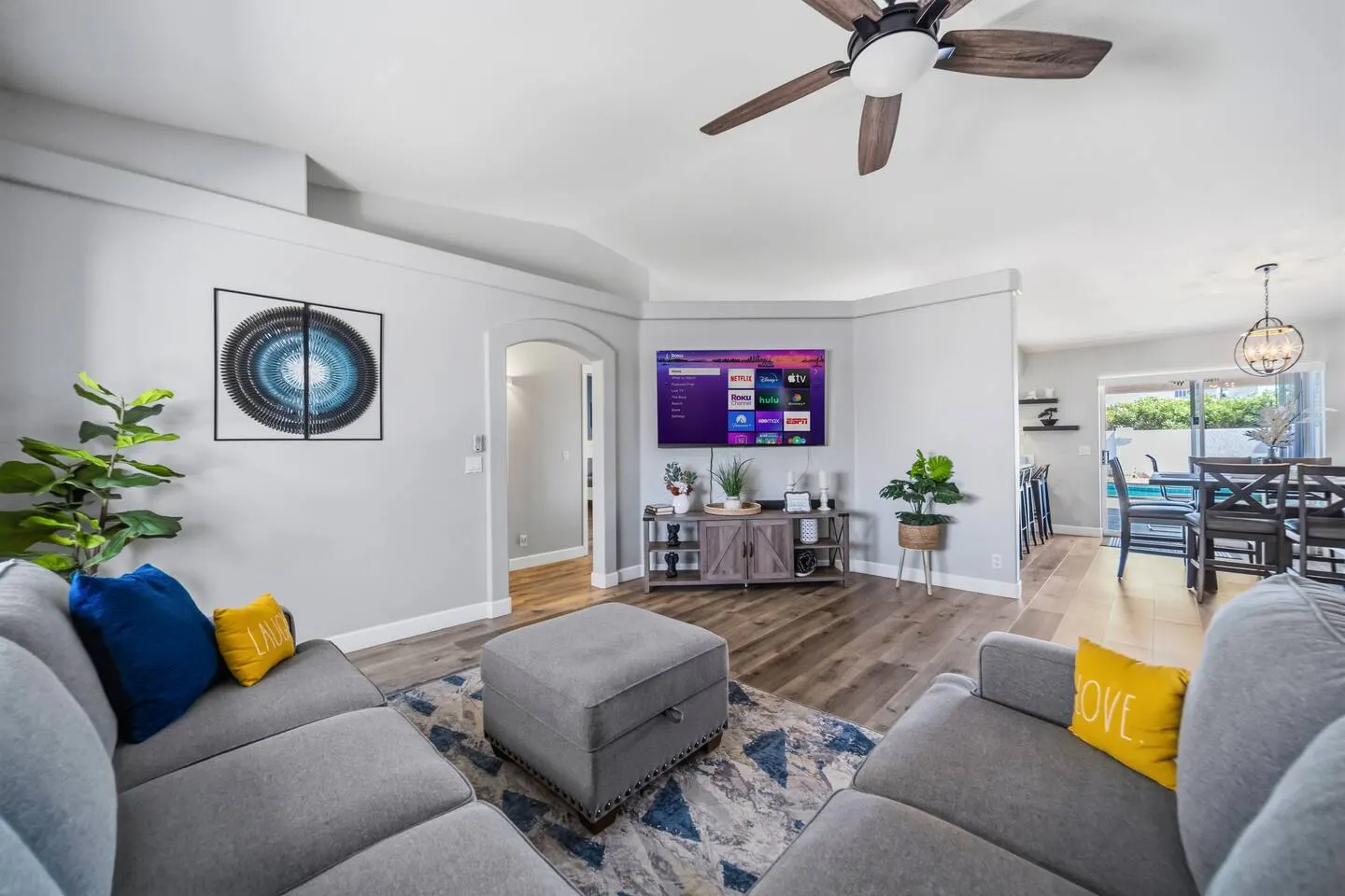 Downtown Palms Pool 3bd BBQ Sleeps 9 8
