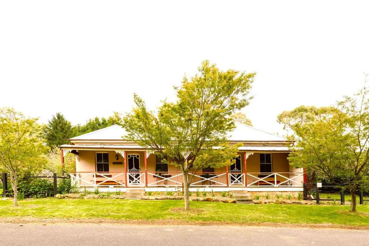 Larsen's Cottage #1: Historic 1880 Home