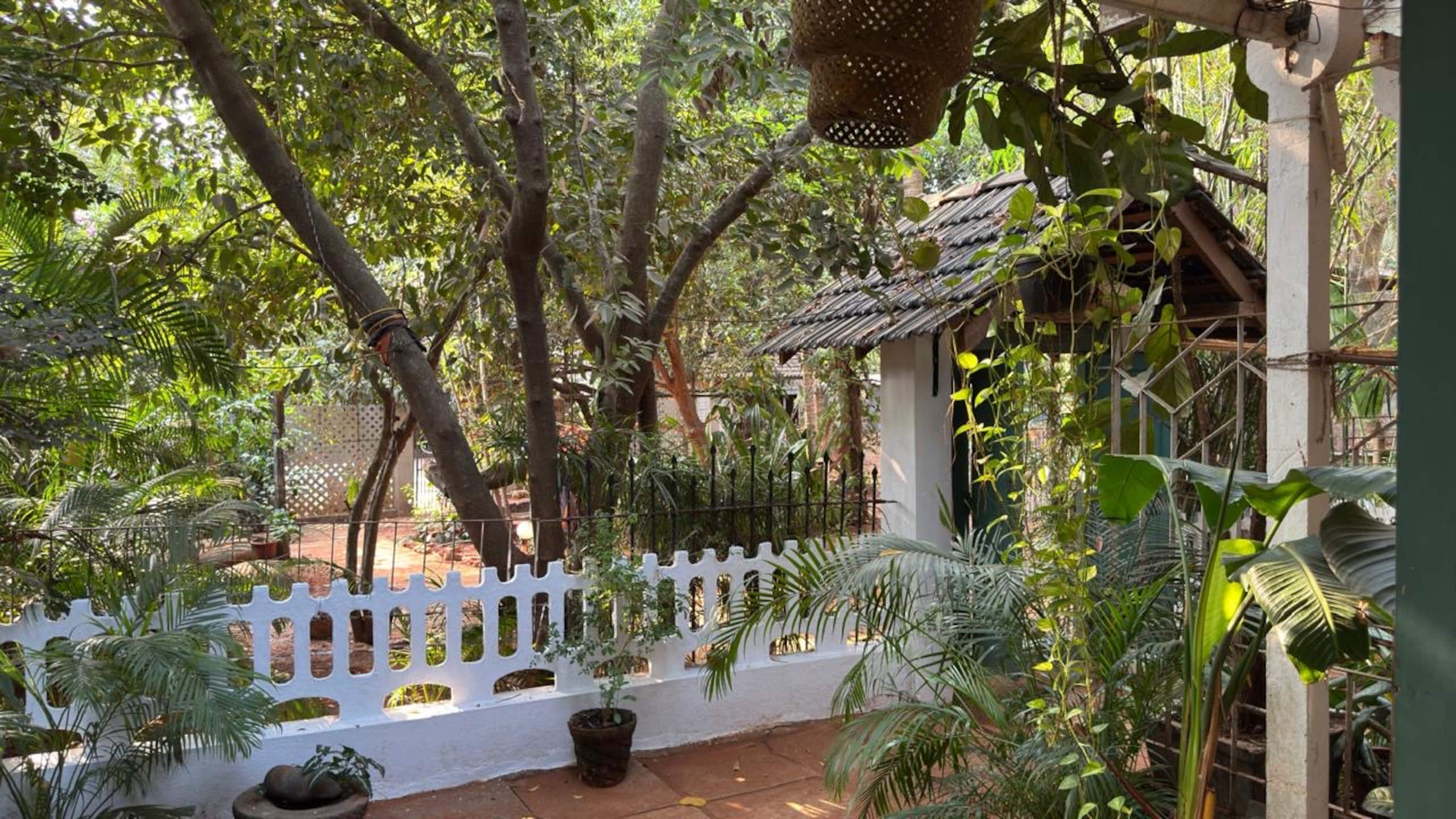 Hidden Tropical Stay in Calangute - Close to Beach 6
