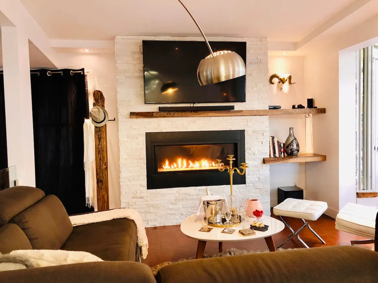 Fun and Vintage Family room in Quebec w/ love ones — photo 2