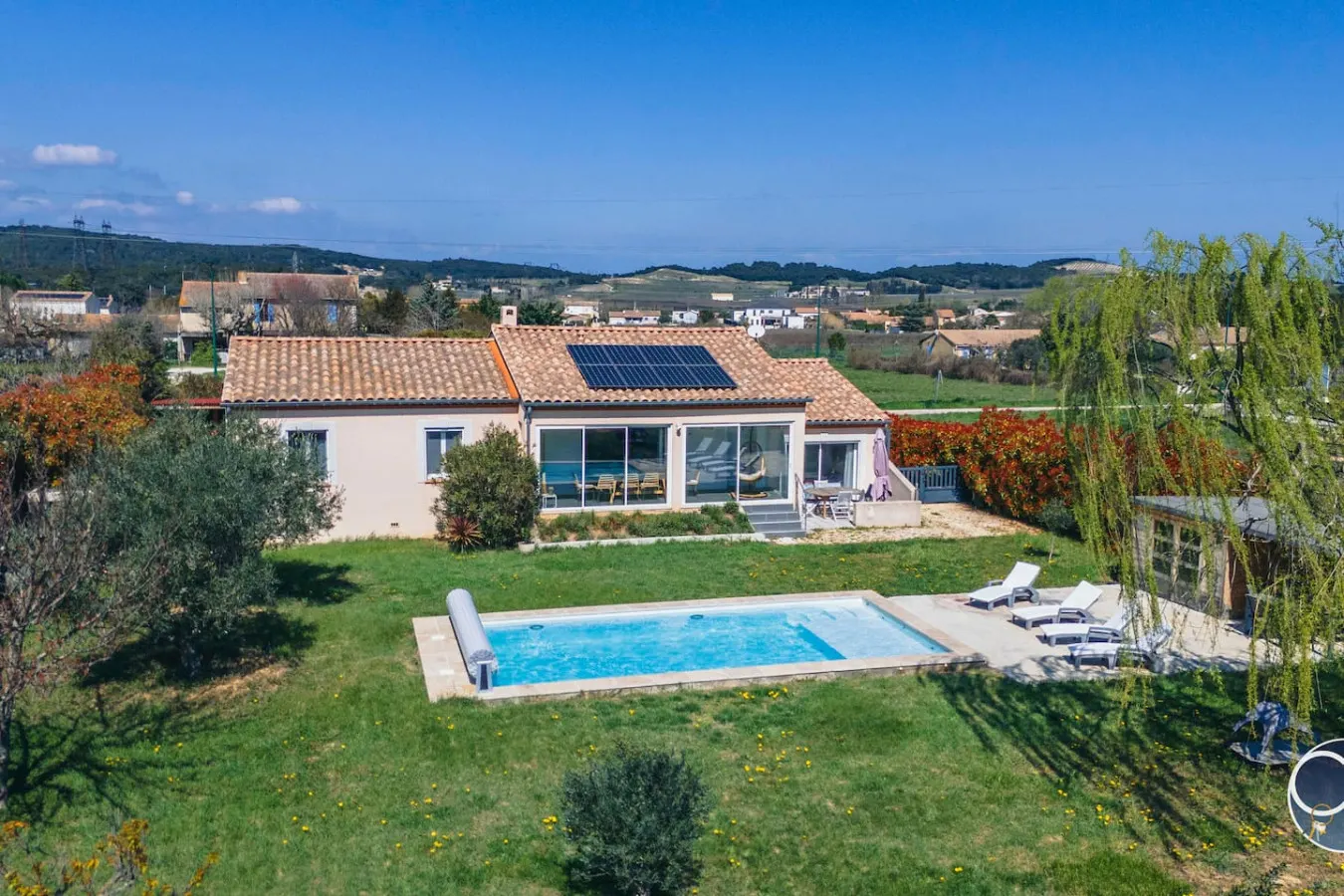 Villa moderne avec piscine dans village calme