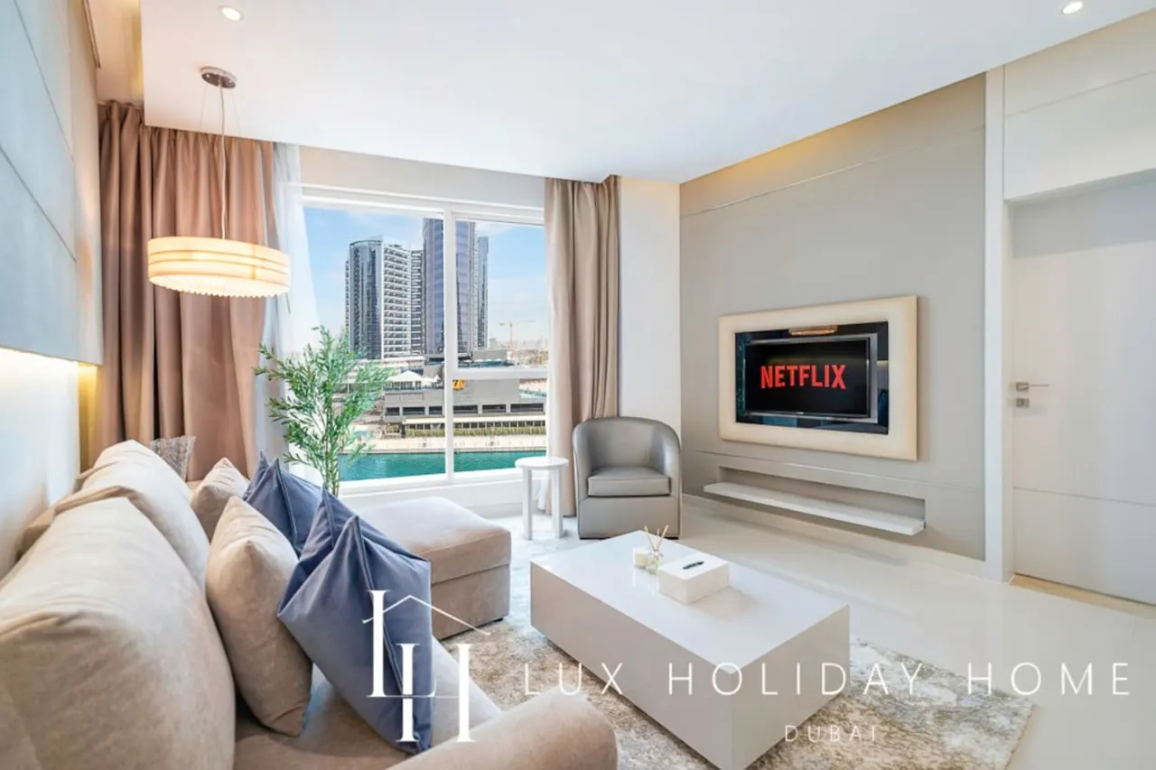 LUX The Voleo Canal View Suite 2