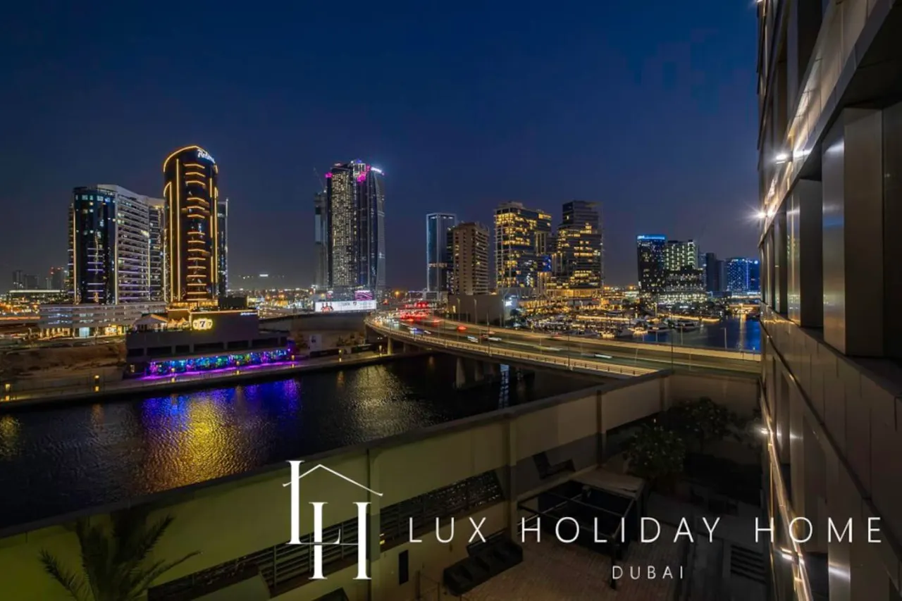 LUX The Voleo Canal View Suite 11