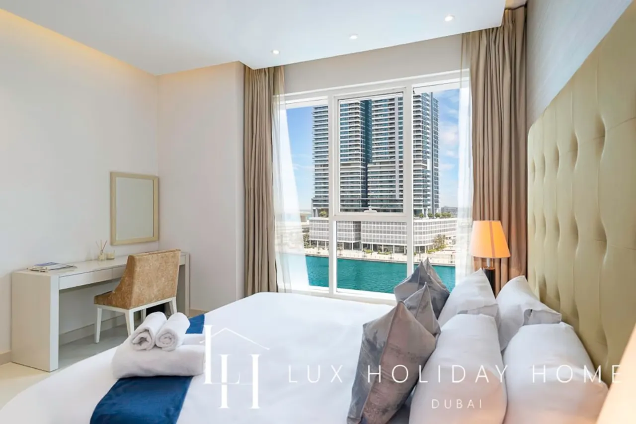 LUX The Voleo Canal View Suite 12
