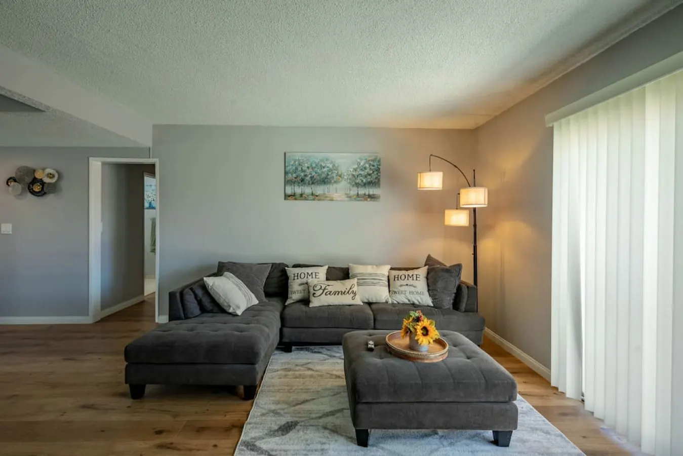 Cozy, Calm, Cool 3Bd fenced yard — photo 2