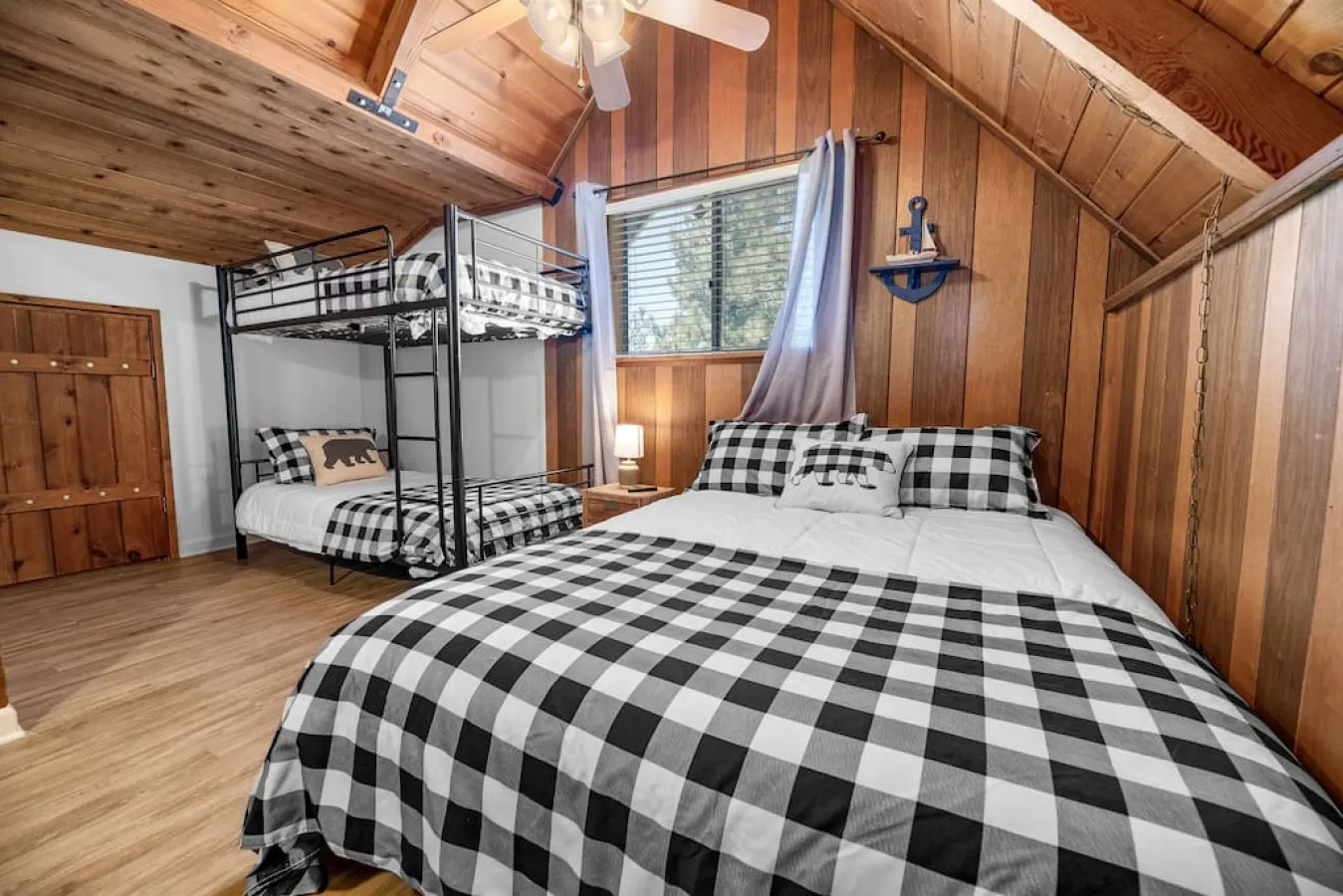 Modern Lake Cabin for Family, Friends and Pets! 2