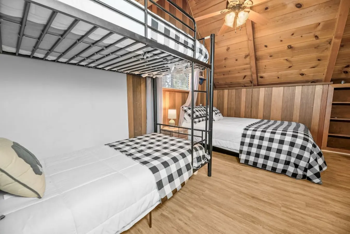 Modern Lake Cabin for Family, Friends and Pets! 10