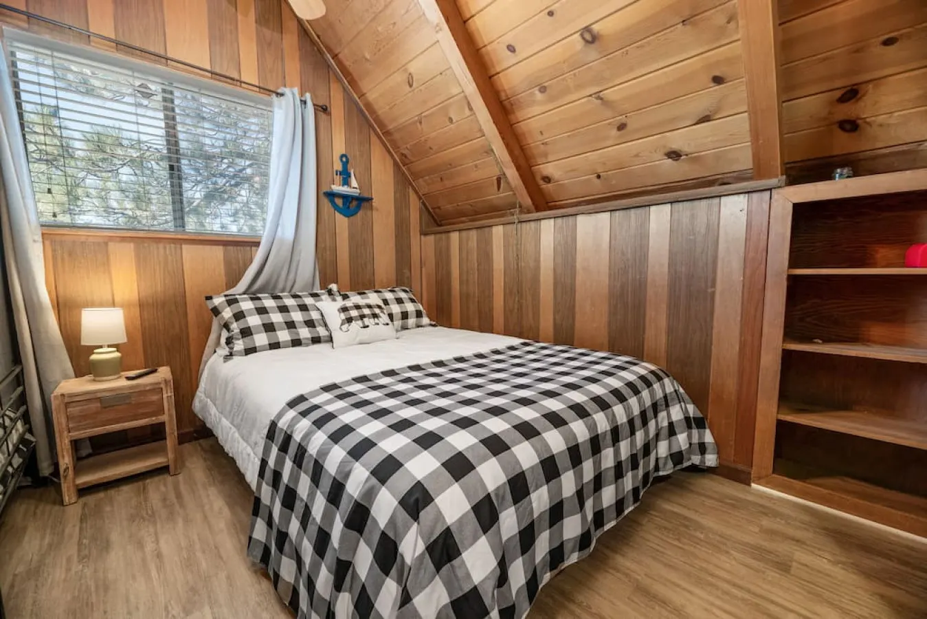 Modern Lake Cabin for Family, Friends and Pets! 16