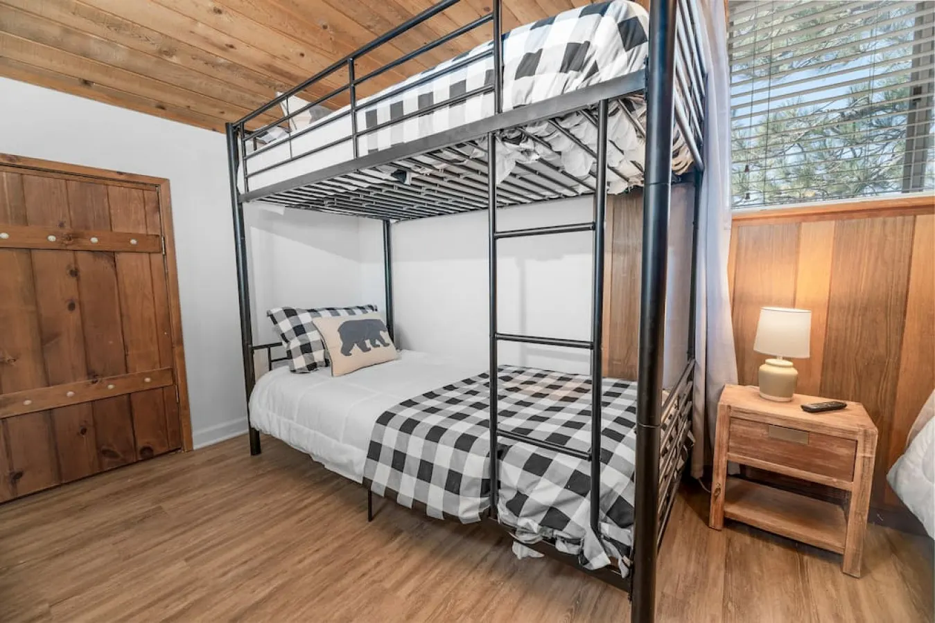 Modern Lake Cabin for Family, Friends and Pets! 17