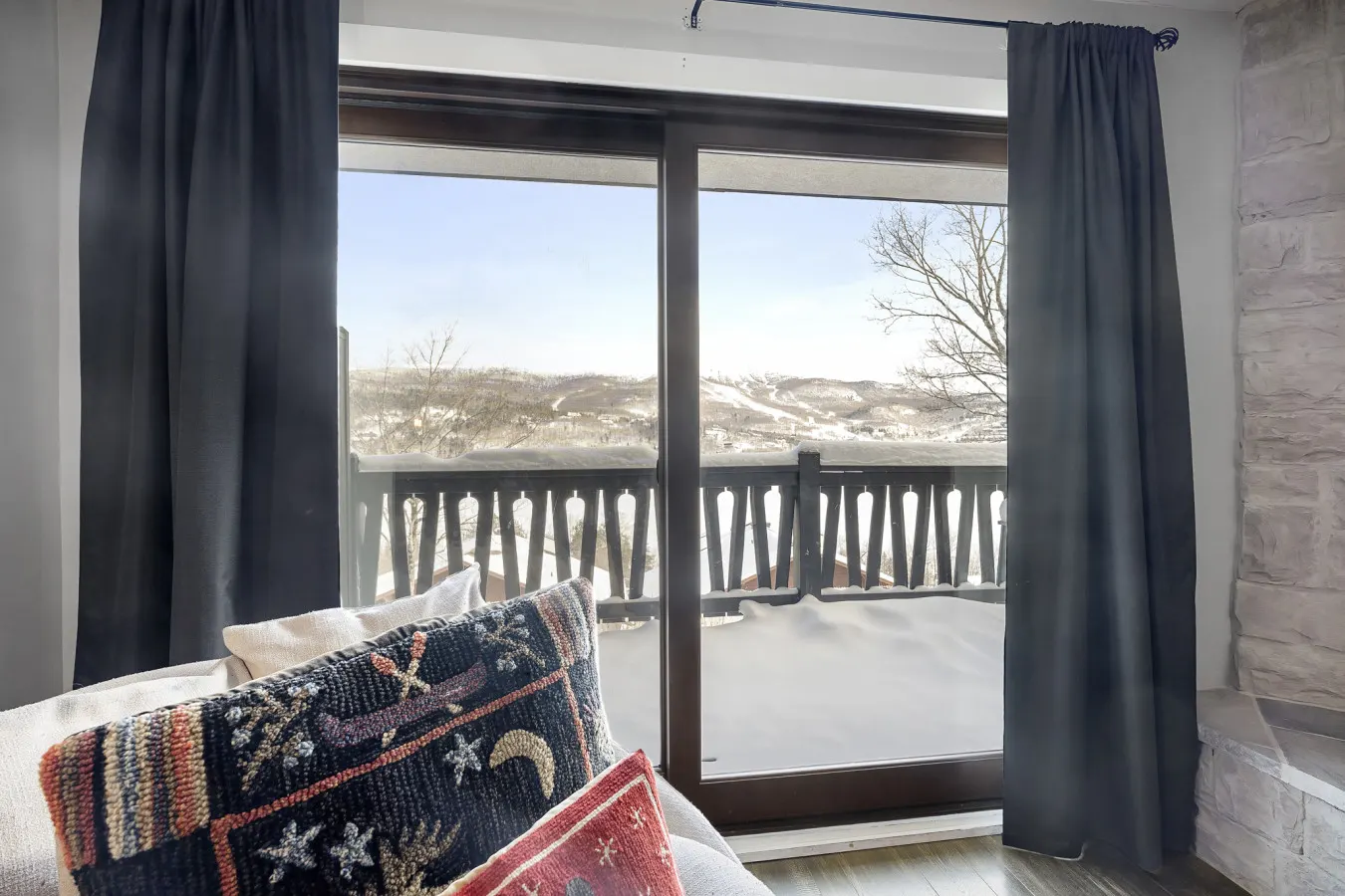 Luxury Condominium with Rustic Minimalist Style - Bloc E unit 457 — photo 3