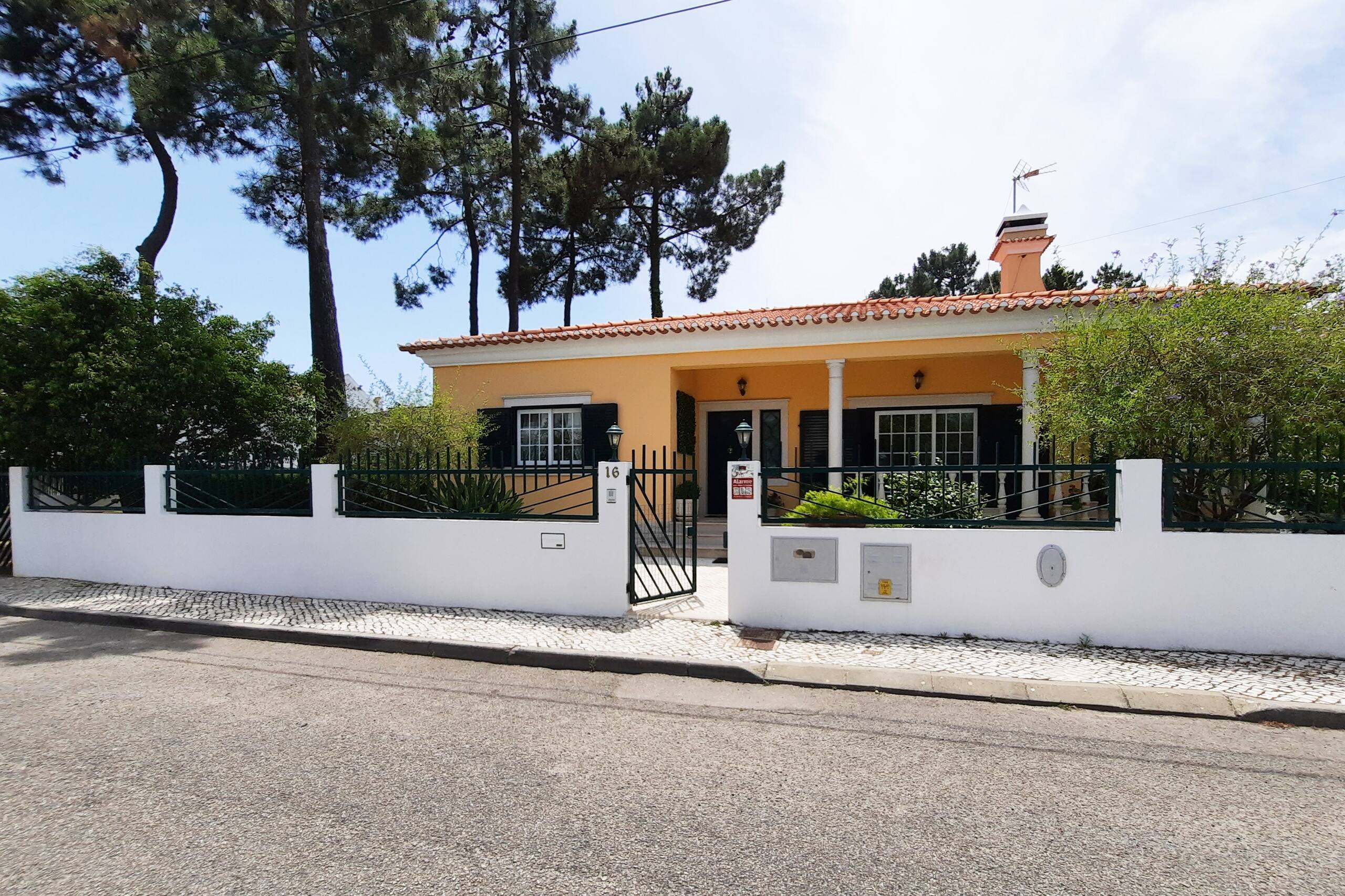 Villa with pine forest and beach within 5 minutes, in Aroeira 2