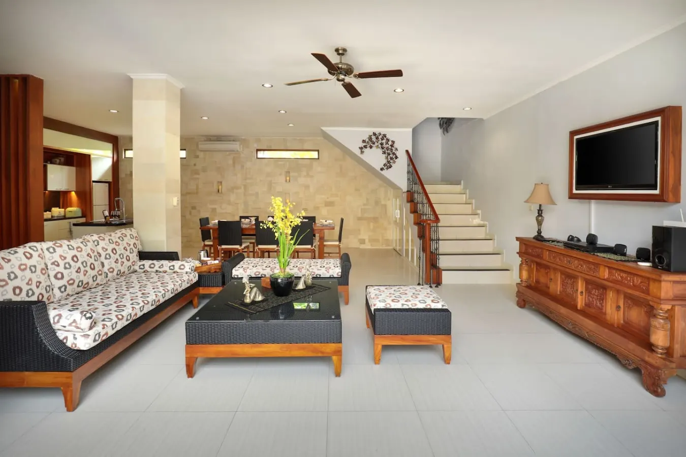 Stunning Villa Near Legian Beach 9