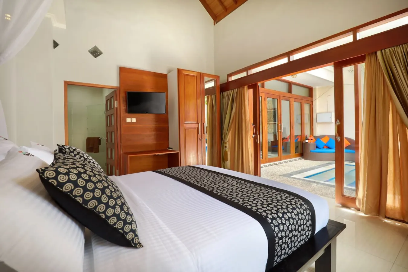 Stunning Villa Near Legian Beach 14