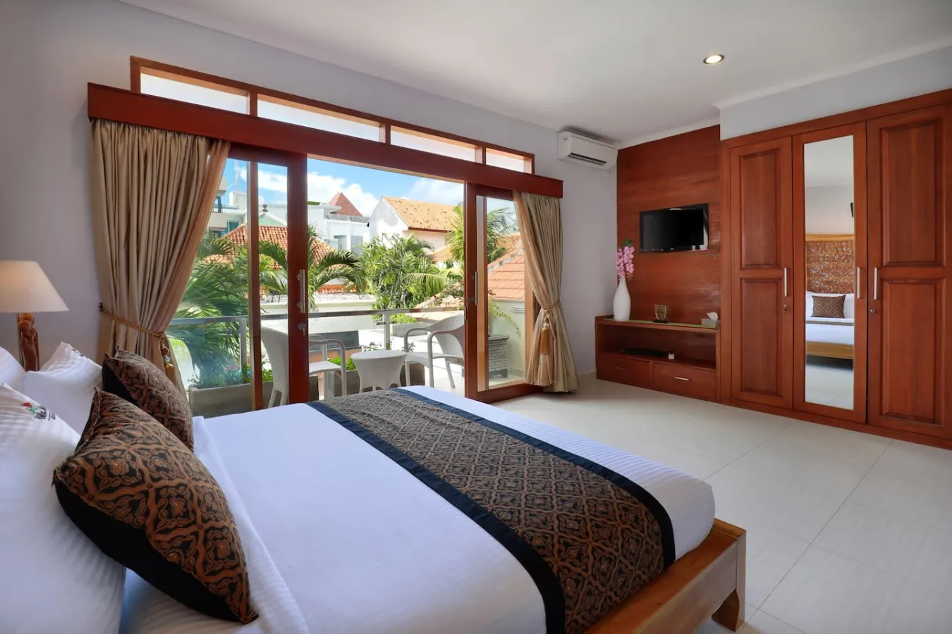 Stunning Villa Near Legian Beach 18