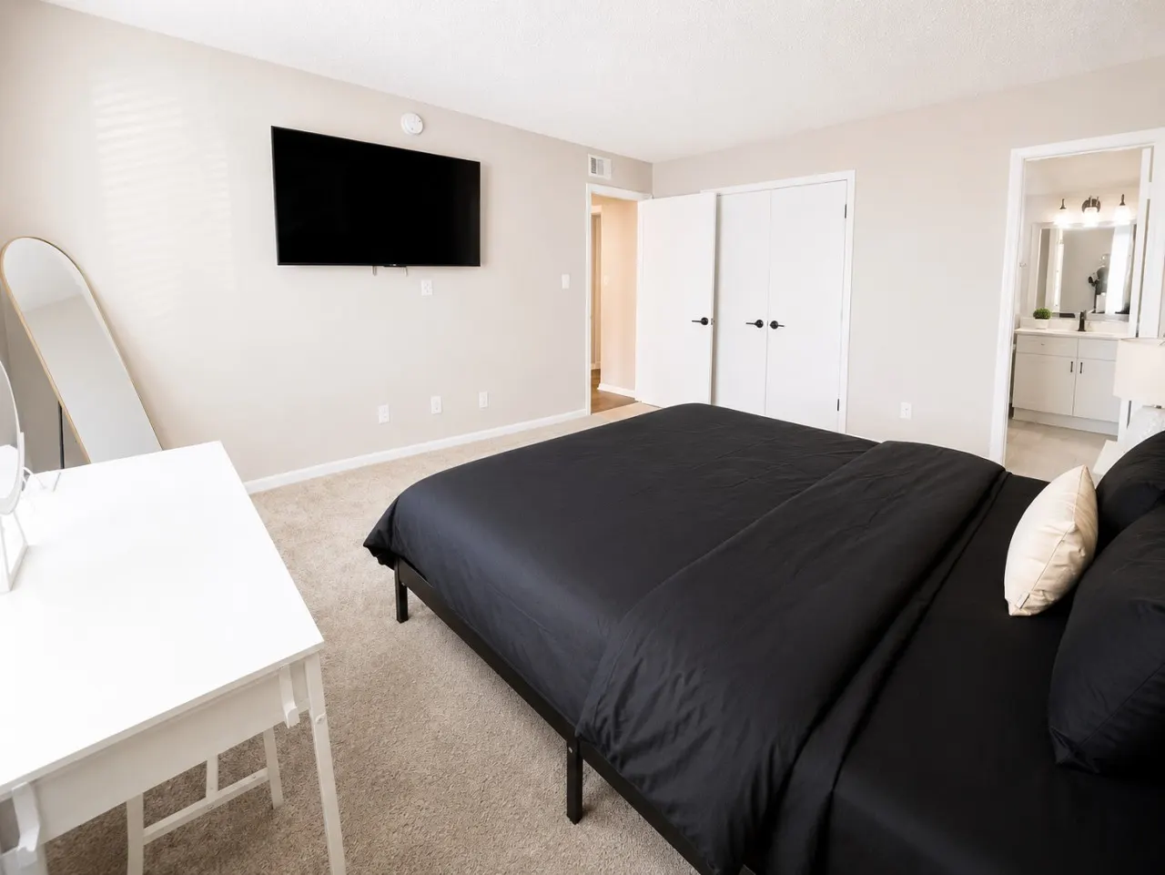 Magnolia Haus Hoover King + Queen Stay E2 7