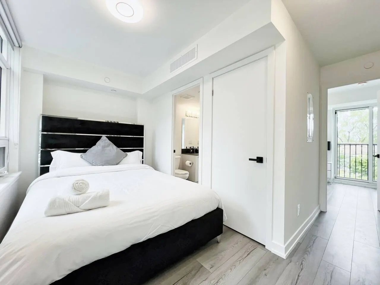 Luxurious Multi-Level Townhome, Rooftop & Parking 10