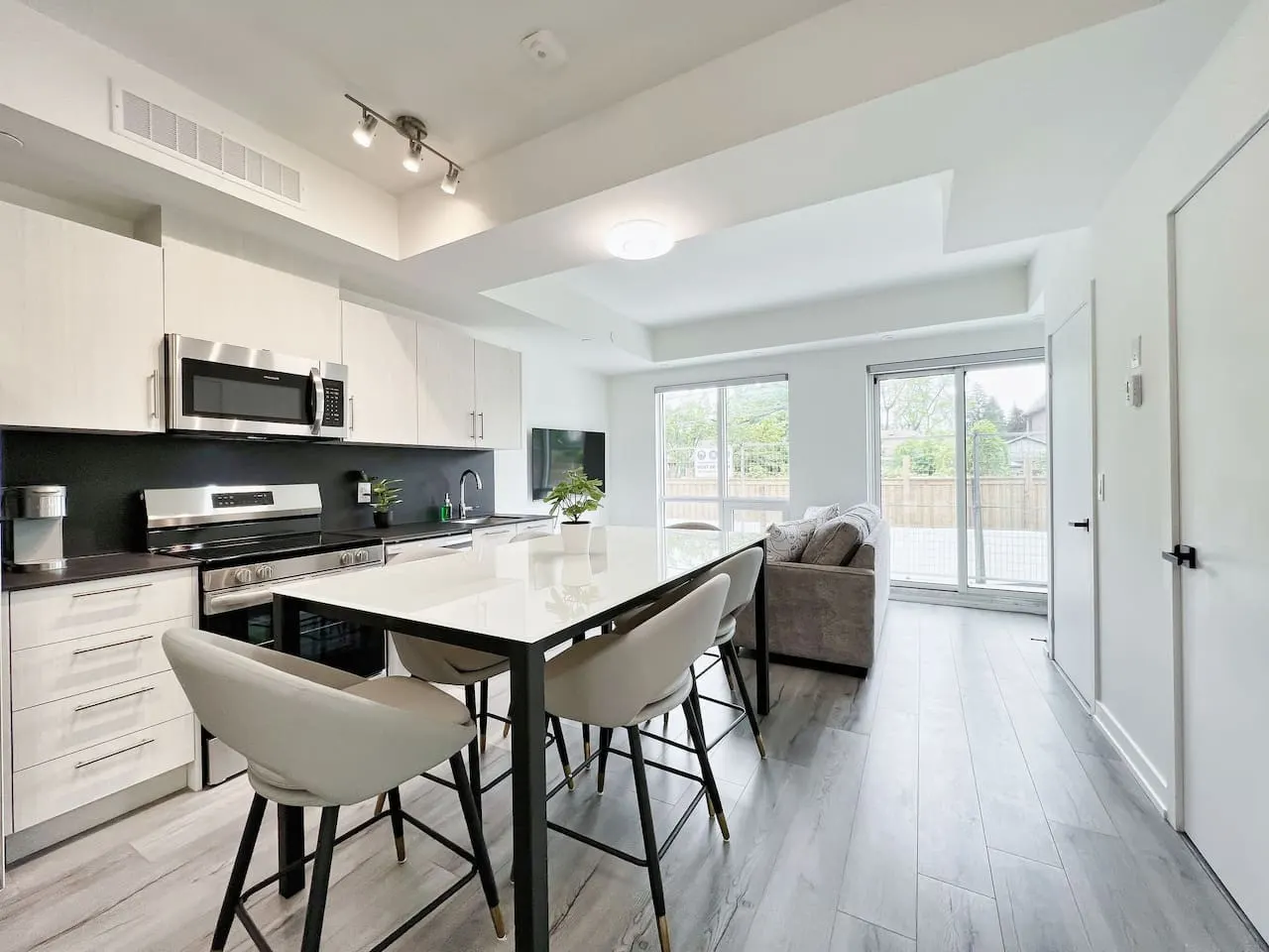 Luxurious Multi-Level Townhome, Rooftop & Parking 12