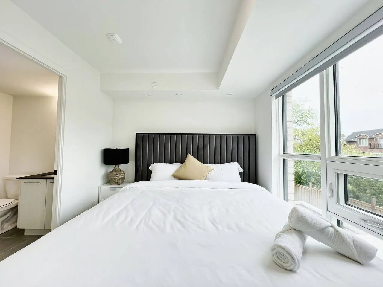 Luxurious Multi-Level Townhome, Rooftop & Parking 13