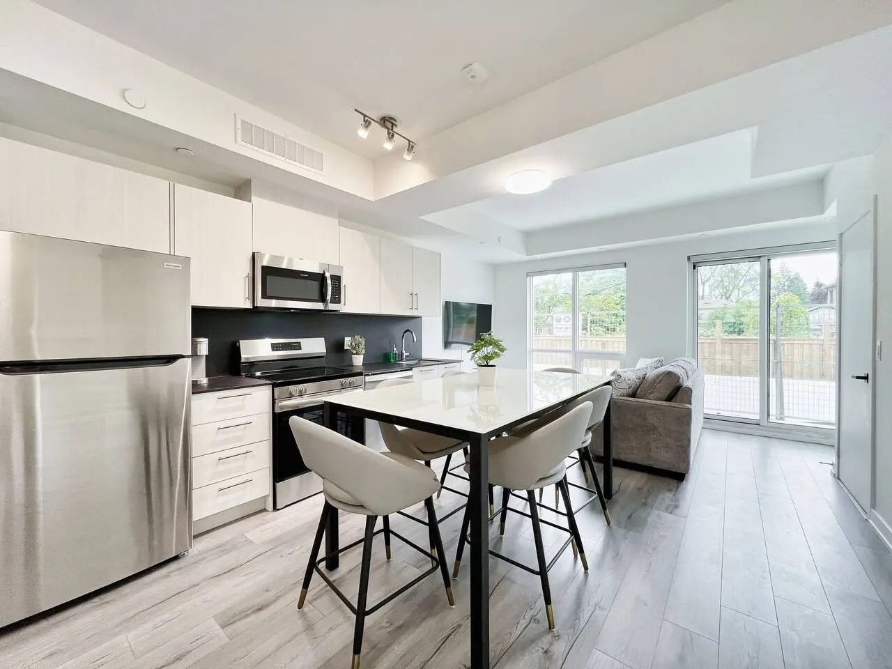 Luxurious Multi-Level Townhome, Rooftop & Parking 17