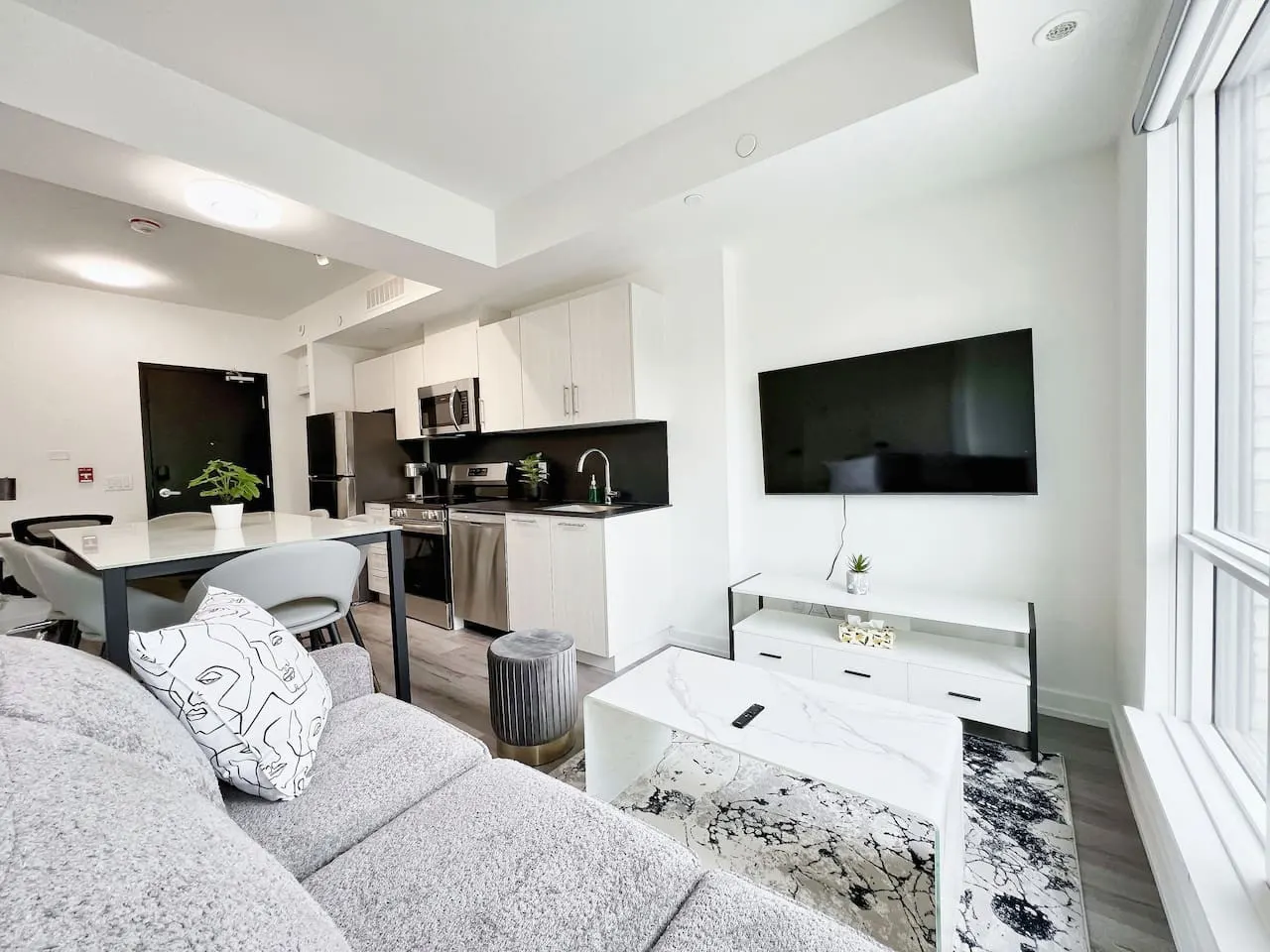 Luxurious Multi-Level Townhome, Rooftop & Parking 18