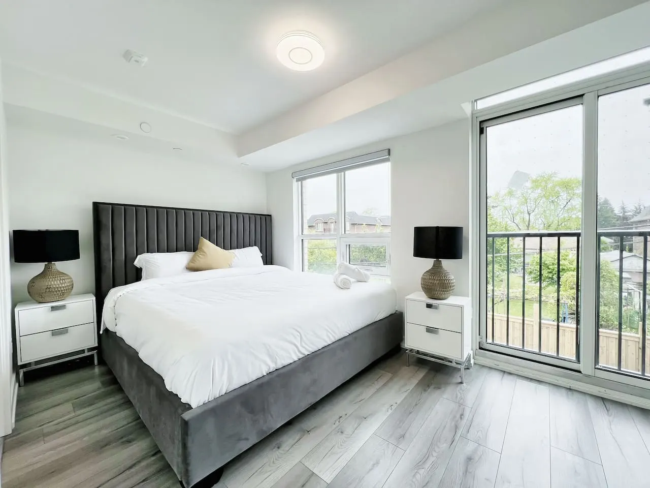 Luxurious Multi-Level Townhome, Rooftop & Parking 3