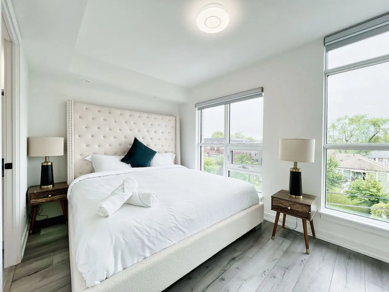 Luxurious Multi-Level Townhome, Rooftop & Parking 4