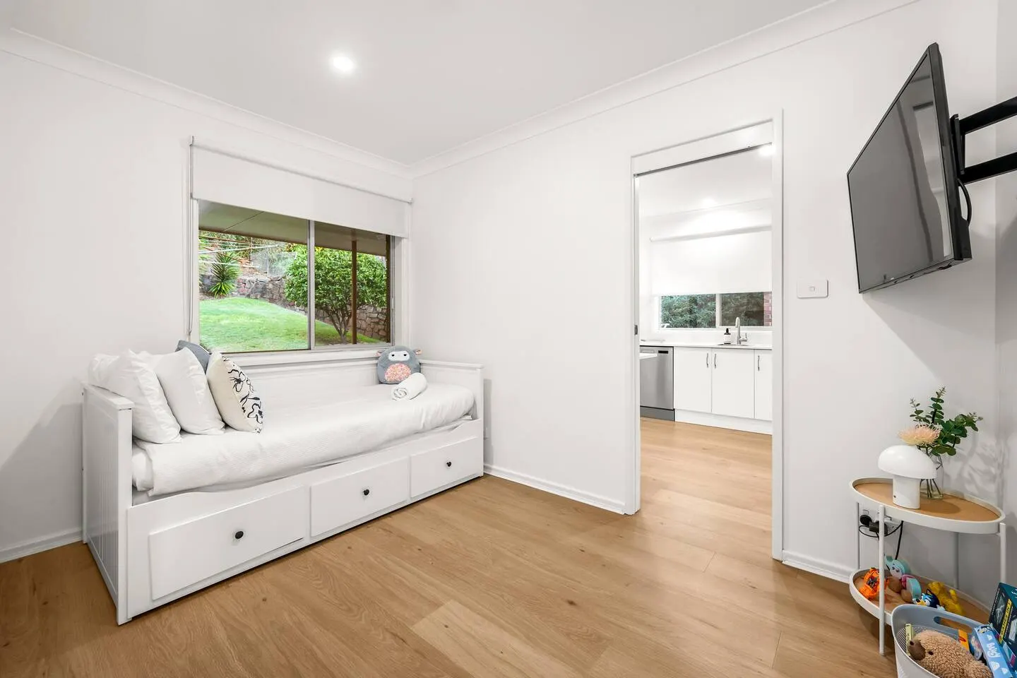 Hillview - Walk to City & Beach - Free Parking 10