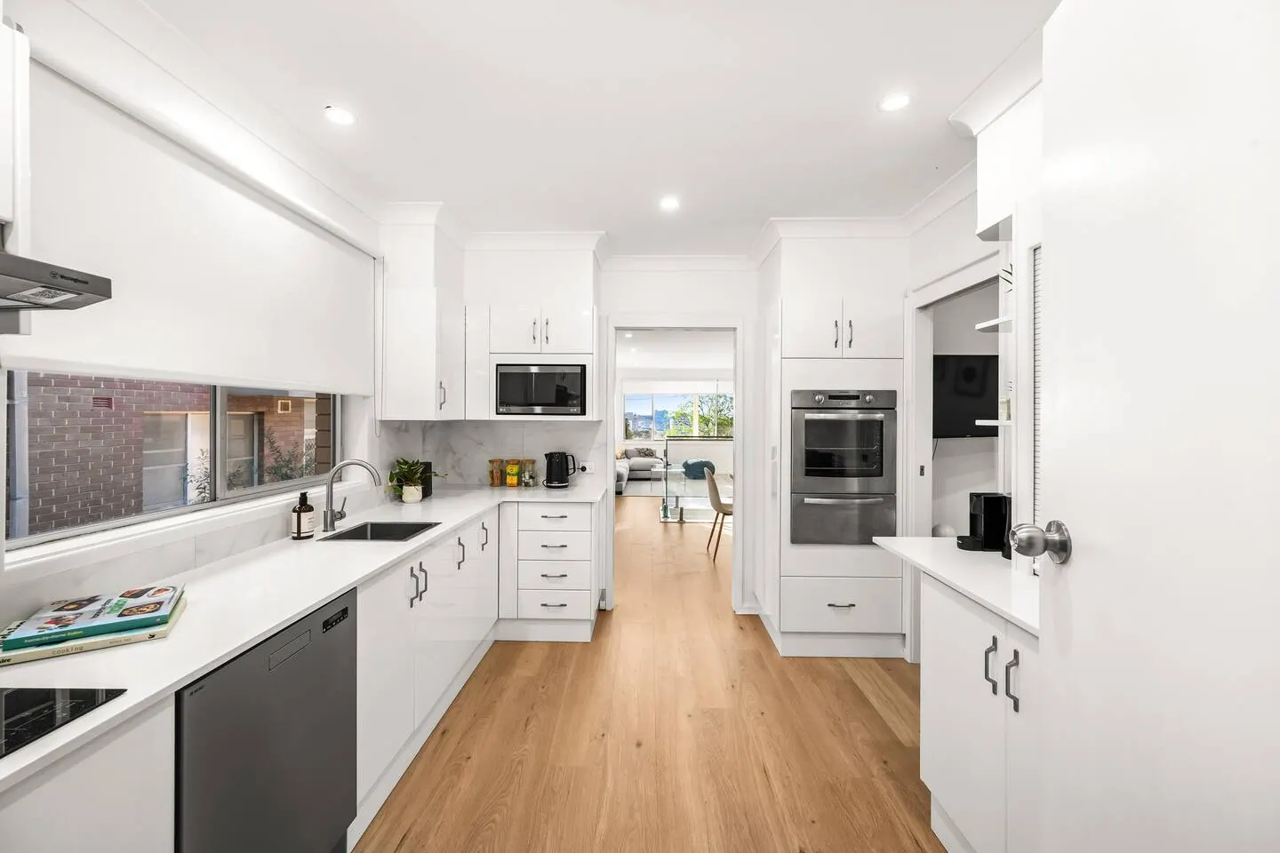 Hillview - Walk to City & Beach - Free Parking 12