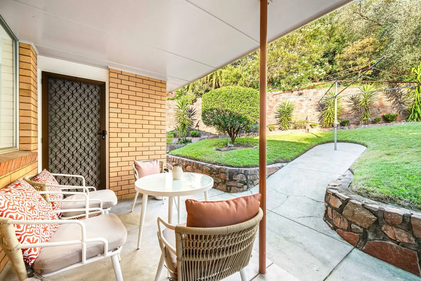 Hillview - Walk to City & Beach - Free Parking 16